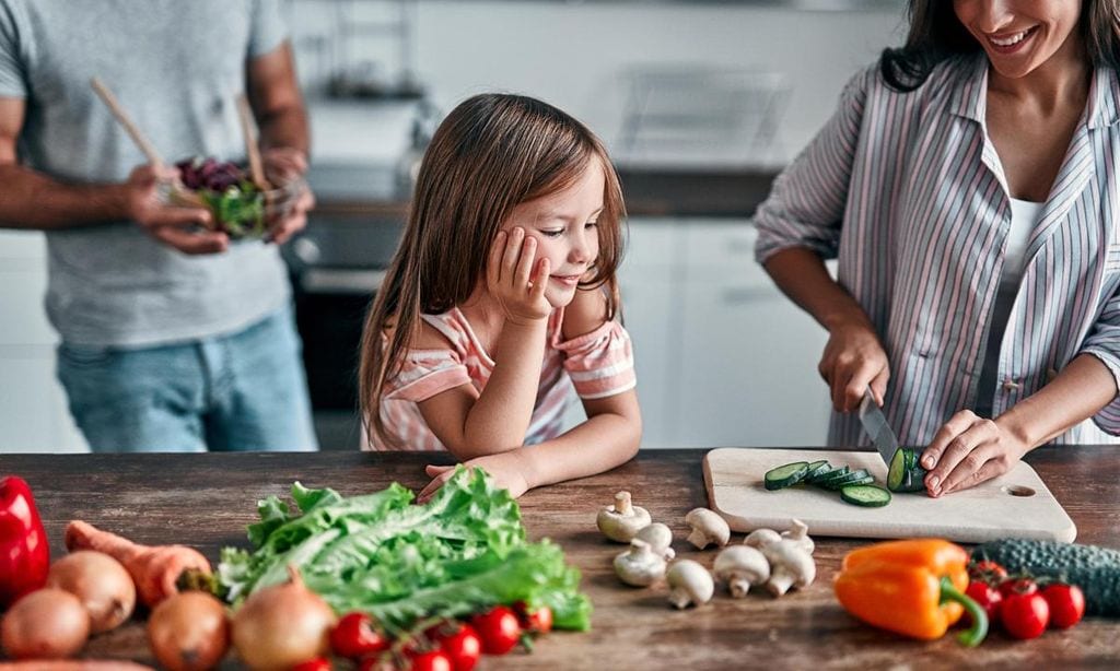 madre e hija cocinando