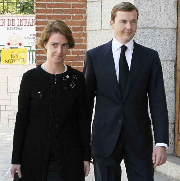 Pedro de Borbón-Dos Sicilias y Orleans con su esposa Sofía Landaluce y Megarejo, con la que se casó el 30 de marzo del año 2001 ante la presencia de ambas familias y del rey Felipe, todavía Príncipe de Asturias
