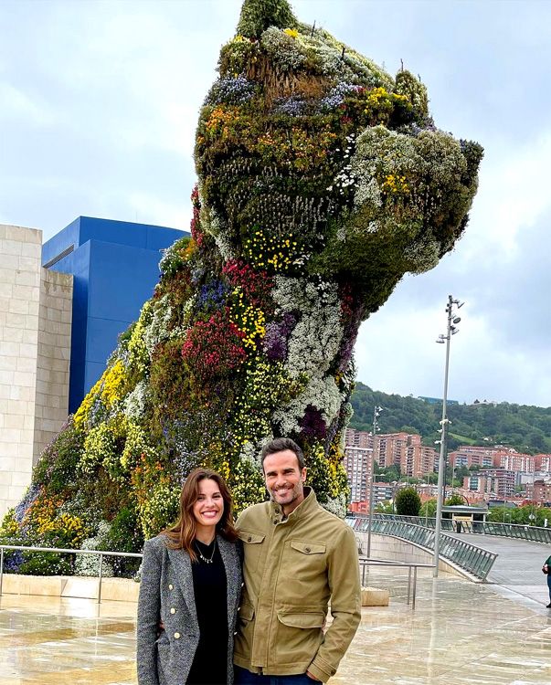 Jessica Bueno y Pablo Marqués delante del Museo Guggenheim