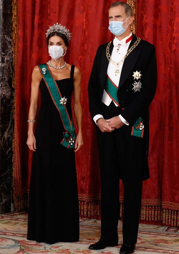 Reina Letizia con vestido de gala negro