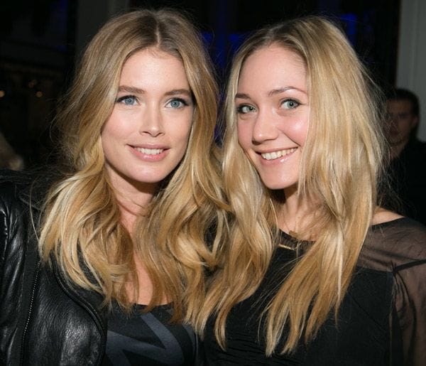 Rens junto a su hermana, la famosísima top model Doutzen Kroes. Aunque ambas comparten melena rubia y una espectacular belleza, no cuentan con un gran parecido físico.
