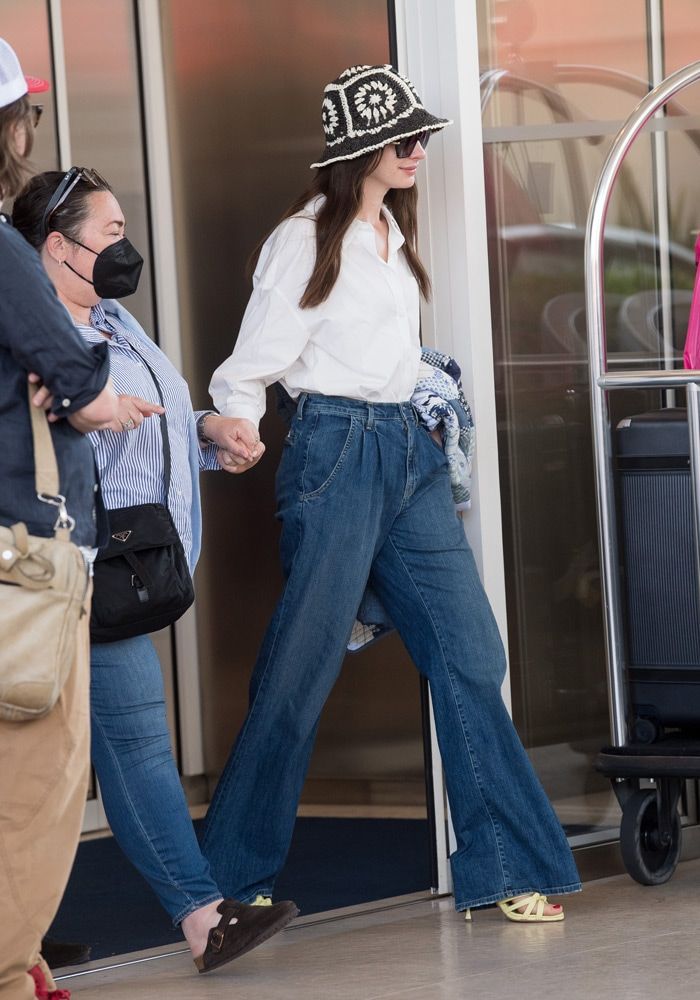 anne hathaway jeans acampanados a