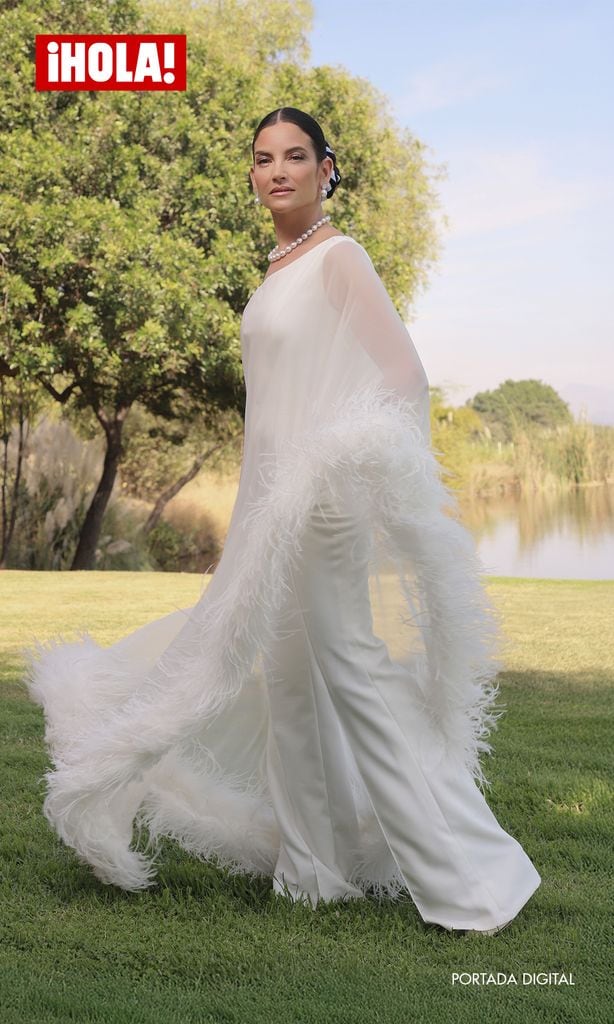 Natalia Jiménez con el look de su boda civil | Foto: Rafael Pulido Vestuario Natalia Jiménez, Arnold Hemkes y Alessandra: hechos a la medida por Benito Santos | Maquillaje: Dan Avilán | Peinado: Carlos Arriola | Joyas: Renata Larios | Wedding Planer: Eder Hernández | Locación: Hacienda La Santa Cruz