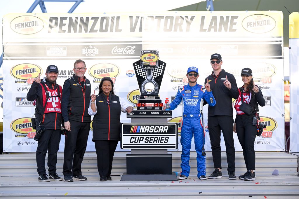 Alba Colón celebrando celebra en Victory Lane con Kyle Larson, piloto del Chevrolet No. 5 de Hendrick Motorsports tras ganar la Pennzoil 400 en Las Vegas Motor Speedway en marzo de 2024.