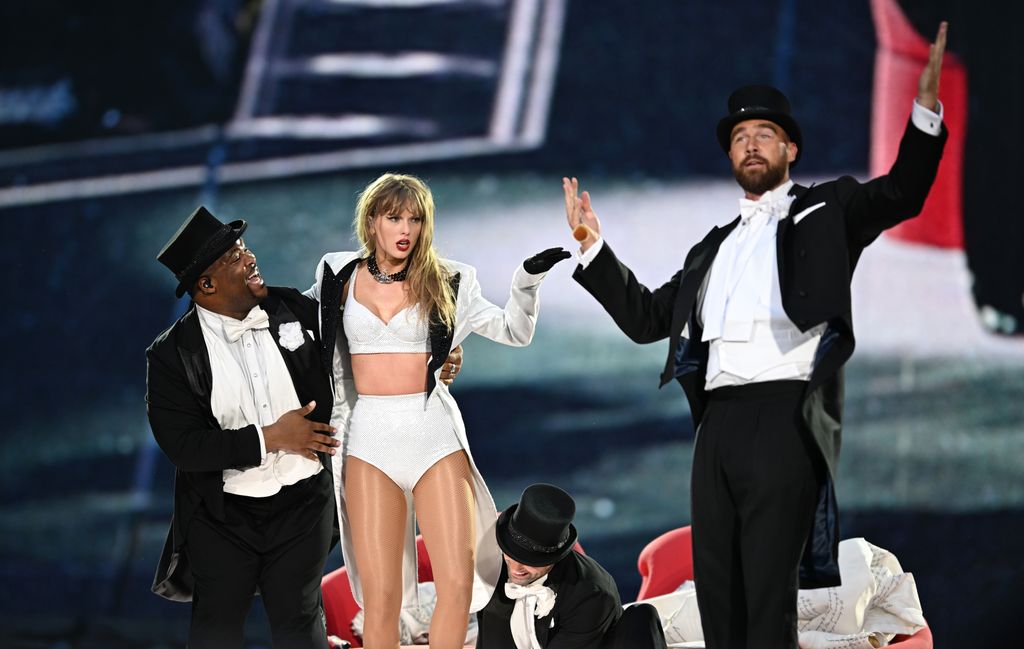 Travis Kelce en el escenario con Taylor Swift