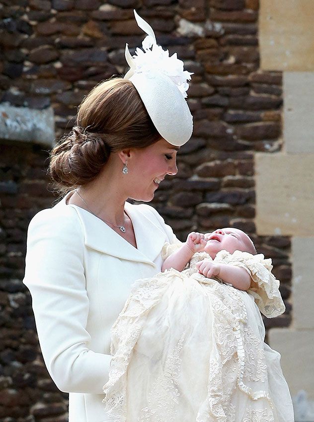 kate middleton mira a su hija charlotte durante el dia de su bautizo