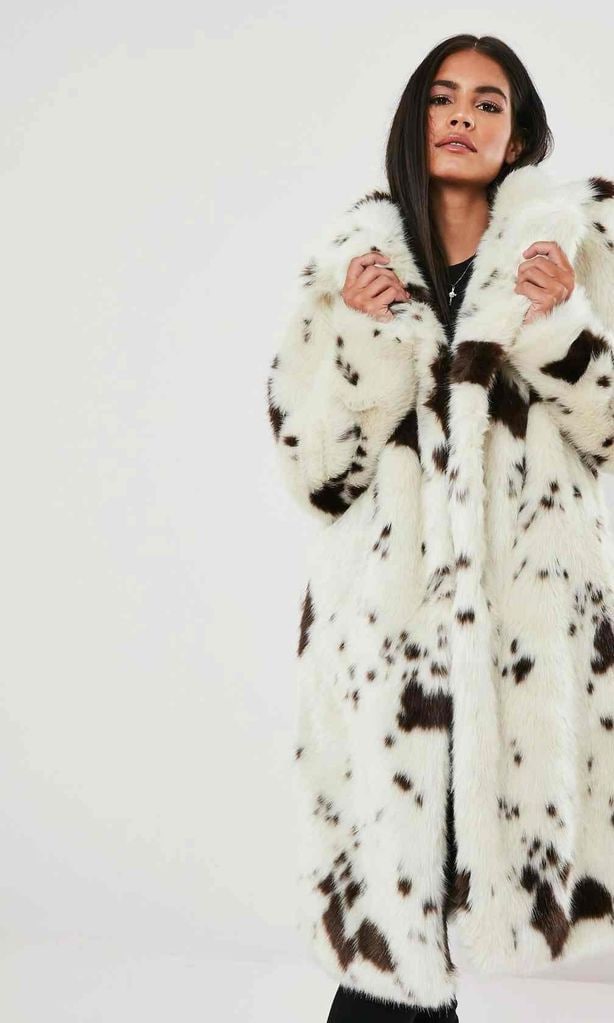 faux fur coat con cow print de missguided
