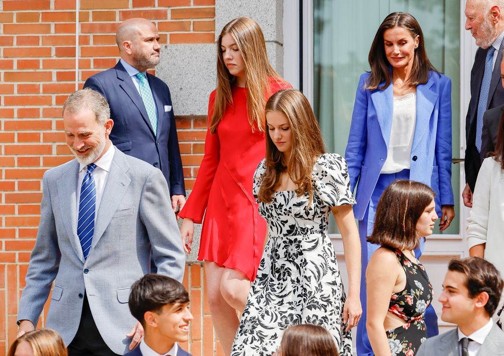 El rey español Felipe VI y Letizia con la princesa Leonor de Borbón y la infanta Sofía de Borbón durante una reunión con el Patronato de la Fundación Comité Español de los Colegios del Mundo Unido (UWC) en Madrid el miércoles 17 de julio de 2024.
