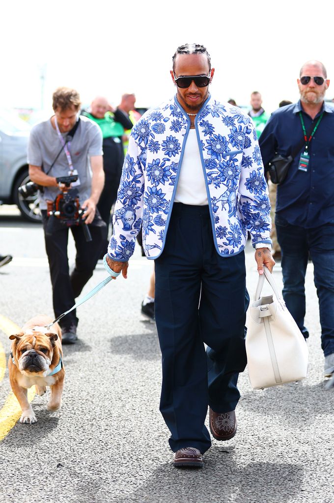 Lewis Hamilton llegando al Paddock con su perro Roscoe en Silverstone.