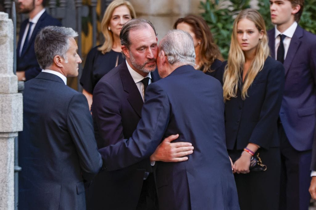 El rey Juan Carlos abraza a su sobrino Bruno Gómez-Acebo