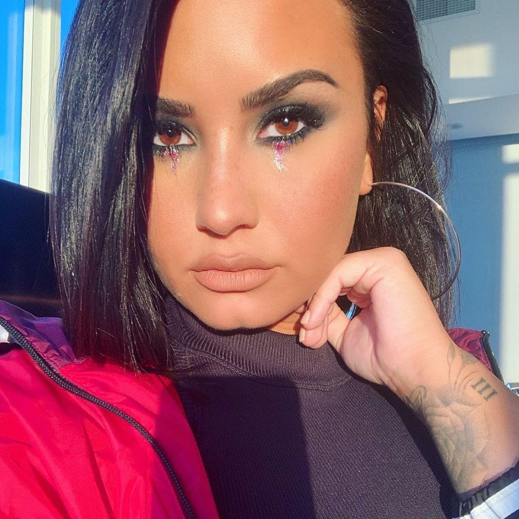 los aros fueron populares en los noventa y a demi lovato le encantan