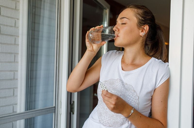 getty chica vaso agua