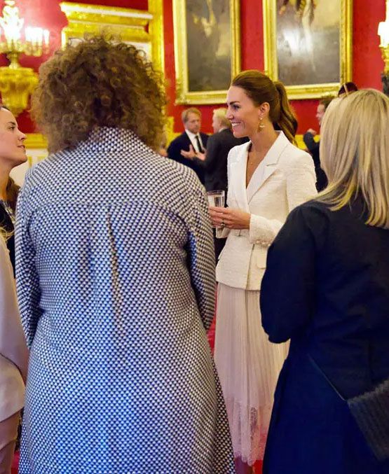 Kate Middleton con su traje de chaqueta y falda beige