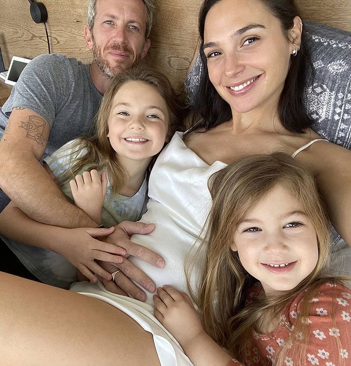 Gal Gadot junto a su familia