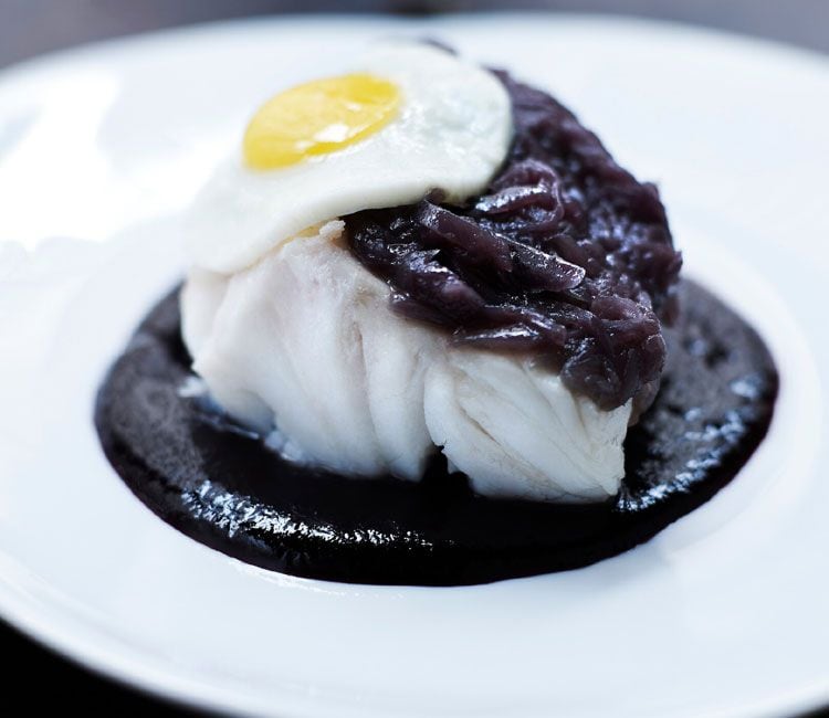 Abadejo con lombarda, salsa de tinta y huevo de codorniz