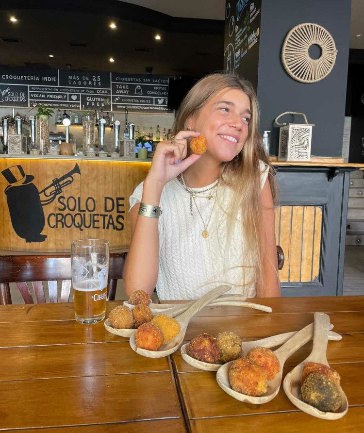 Los españoles toman las croquetas en los bares.