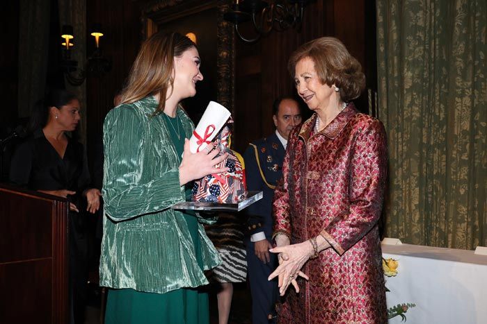 La reina Sofía entrega el premio a la hija de José Andrés