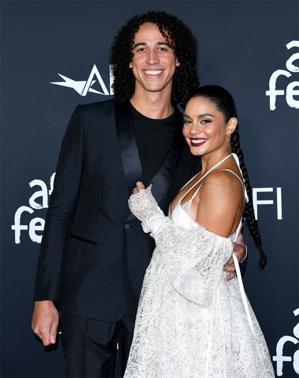 Vanessa Hudgens y Cole Tucker posan enamorados