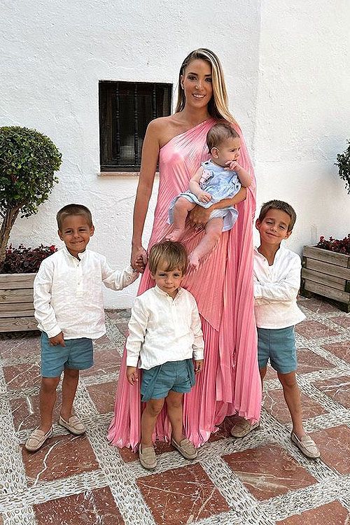 Alice Campello con sus hijos