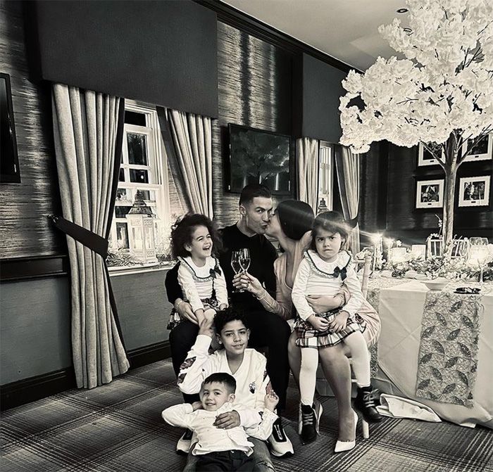 Georgina Rodríguez y Cristiano Ronaldo, con sus hijos