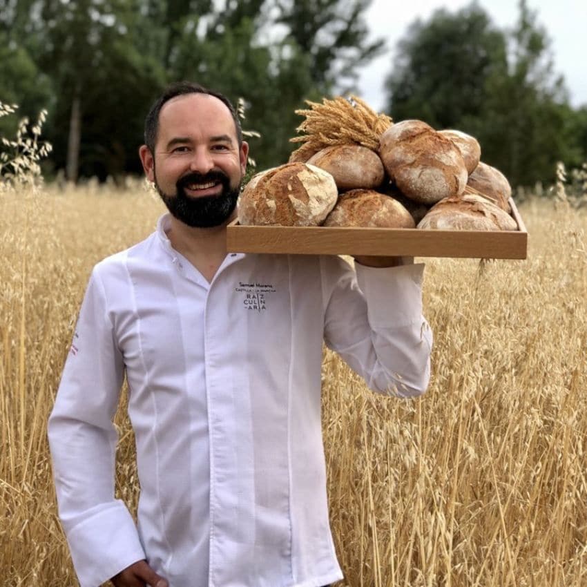 Samuel Moreno, chef del restaurante de Molino de Alcuneza, poniendo en valor un producto como el pan elaborado con la mejor materia prima.