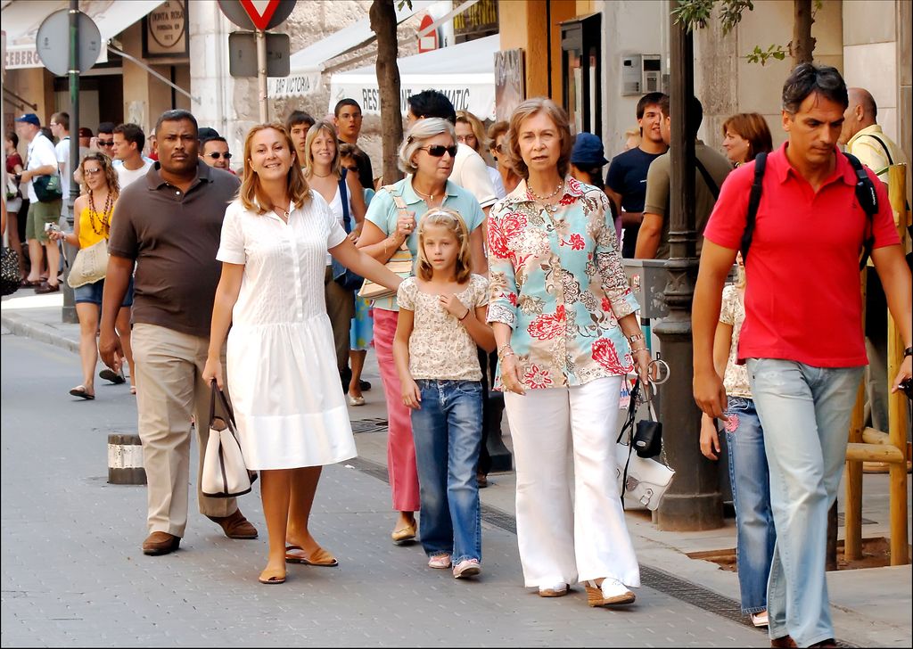 La reina Sofia y su prima Tatiana Radziwill paseando con la princesa Alia de Jordania y sus hijas en Mallorca, 2007