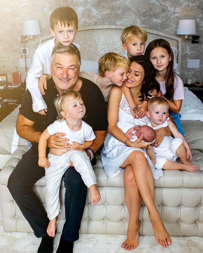 Posado de Alec e Hilaria Baldwin con todos sus hijos