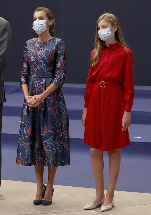 Reina Letizia con vestido de flores