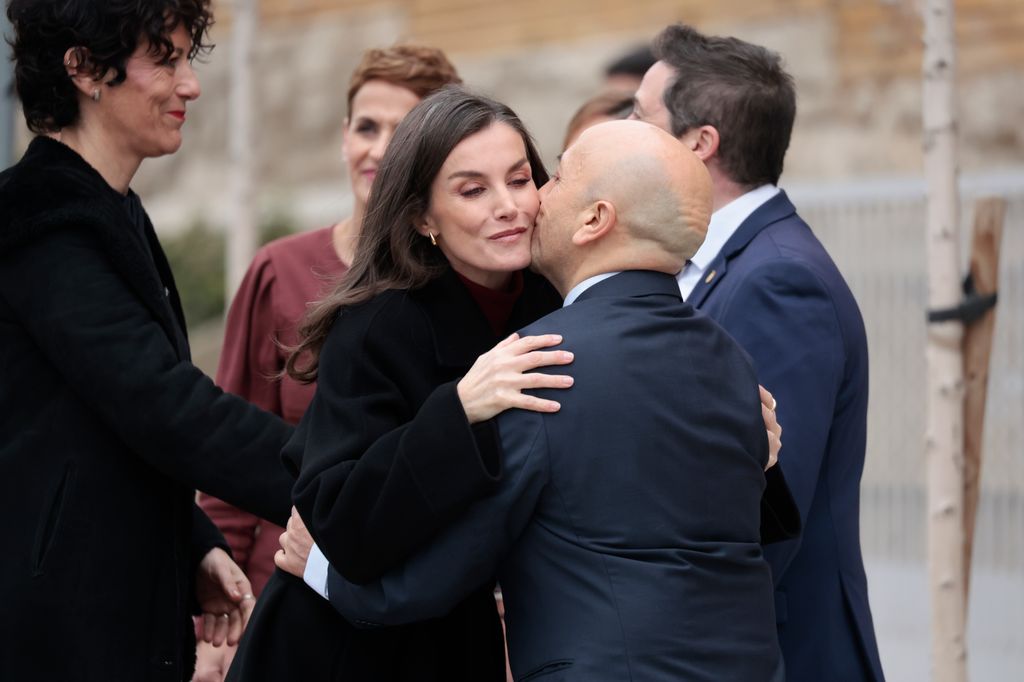 La reina Letizia saluda a su amigo Luis Alegre