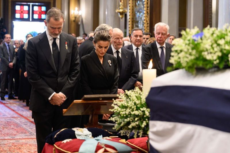 Reyes Felipe y Letizia en el funeral de Constantino de Grecia