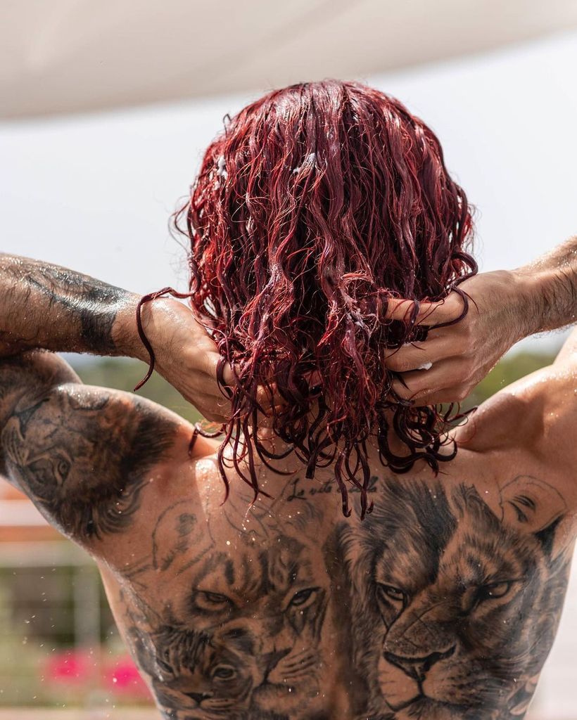 Marc Cucurella se tiñe el pelo de rojo