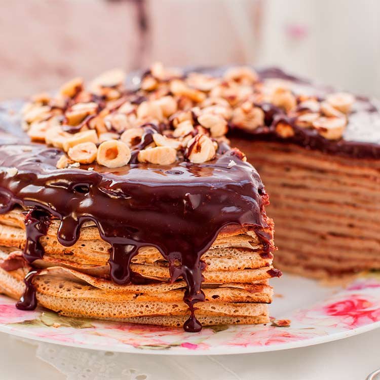 Tarta de crepes con chocolate y avellanas