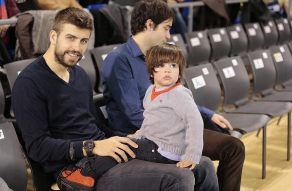 Milan disfrutó de un rato con su padre en un partido de baloncesto, durante el que Piqué estuvo muy pendiente de su pequeño, demostrando que es todo un padrazo 