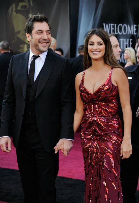 Penélope Cruz y Javier Bardem jugaron al despiste durante años, tras conocerse en el rodaje de 'Jamón Jamón' en los años 90. La pareja pasó por el altar hace cinco años, por lo que en 2015 celebran sus 'Bodas de Madera'. 