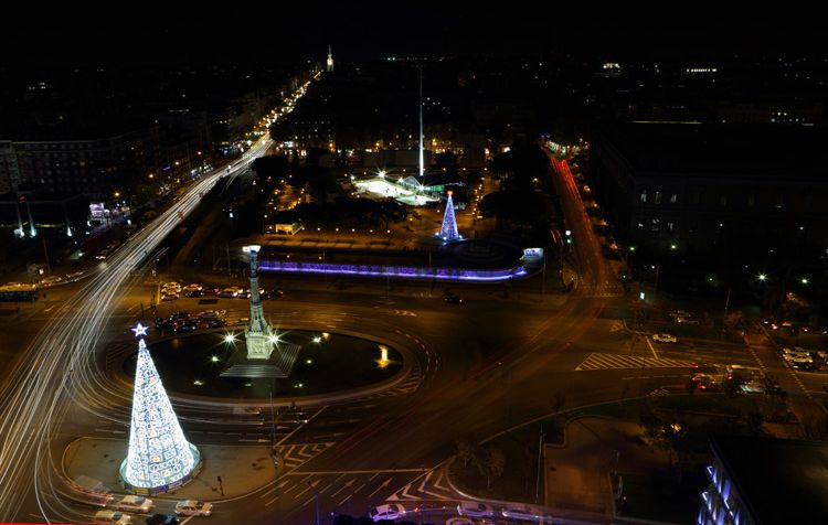 Los operarios trabajaron para lograr un resultado brillante, una pista de hielo a la altura de las mejores del mundo para ofrecer a madrileños y visitantes un plan navideño exclusivo y especial. AGRADECIMIENTO: CLUB FINANCIERO GÉNOVA
