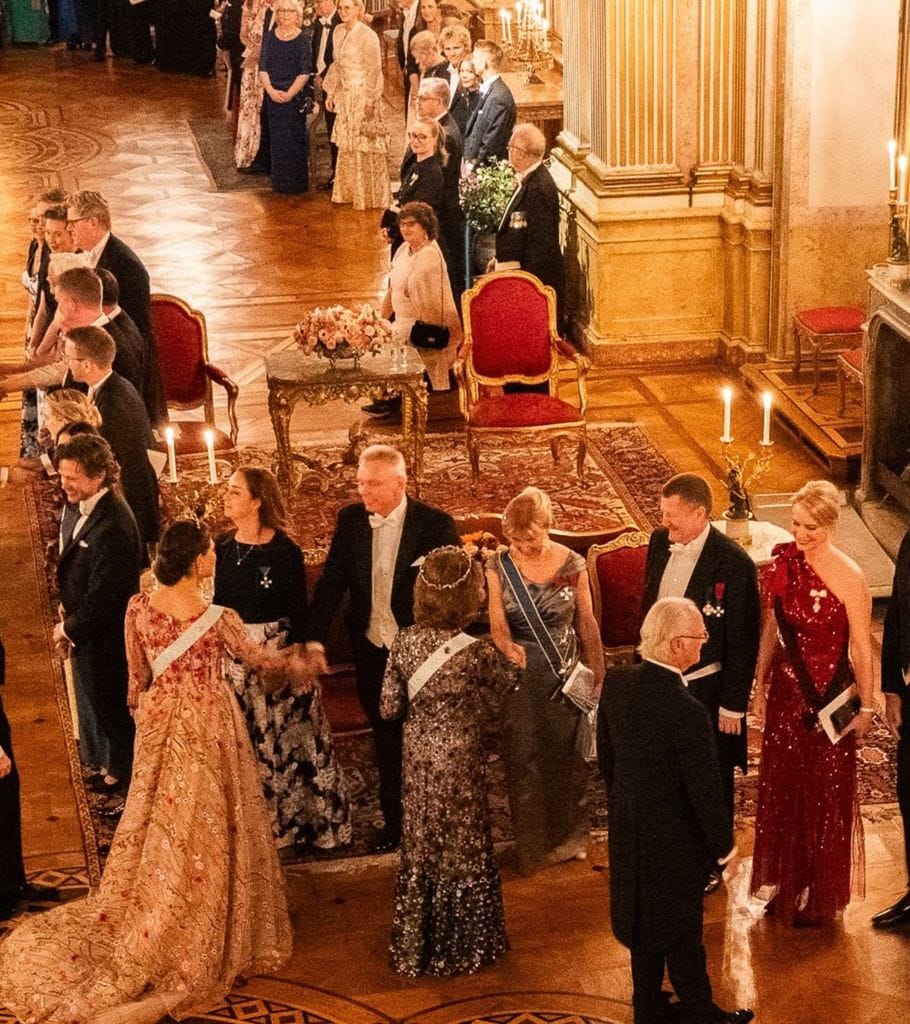 La reina Silvia y la princesa Victoria dan la bienvenida a los invitados