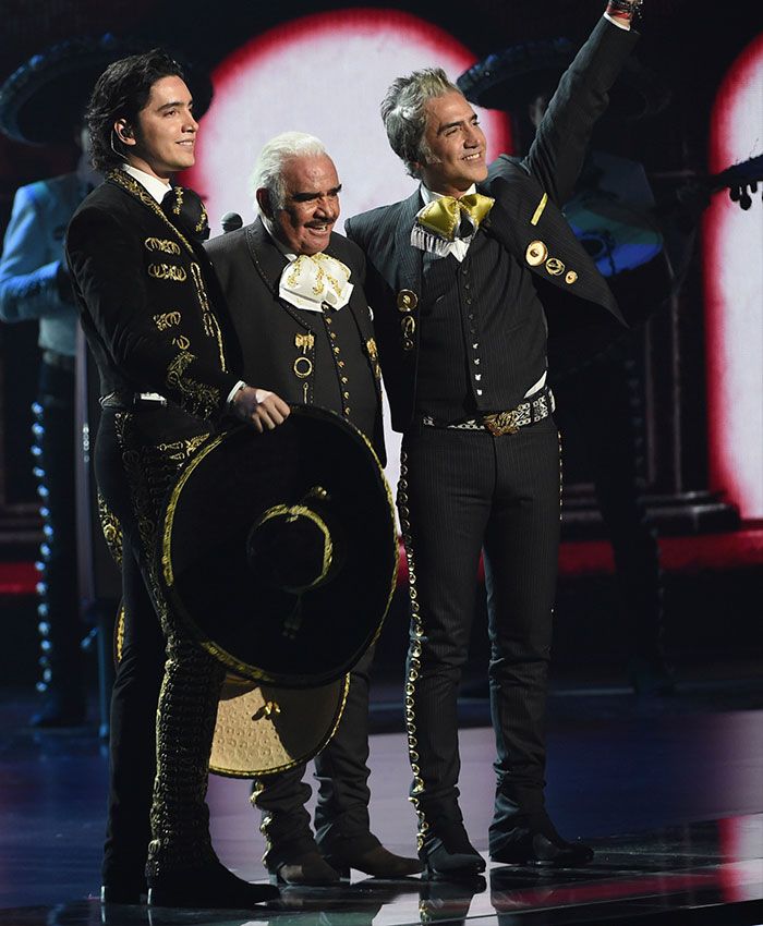 Vicente Fernández y familia