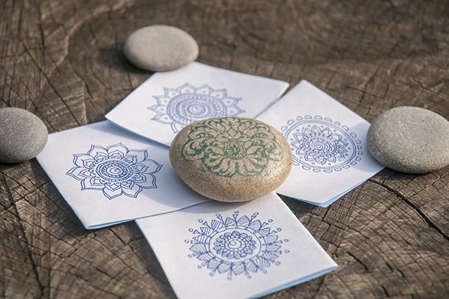 mandalas pintados en piedra