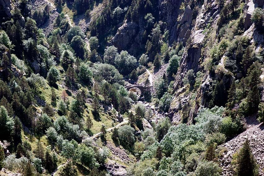 Ruta senderista en el ascenso al valle de Núria, Girona