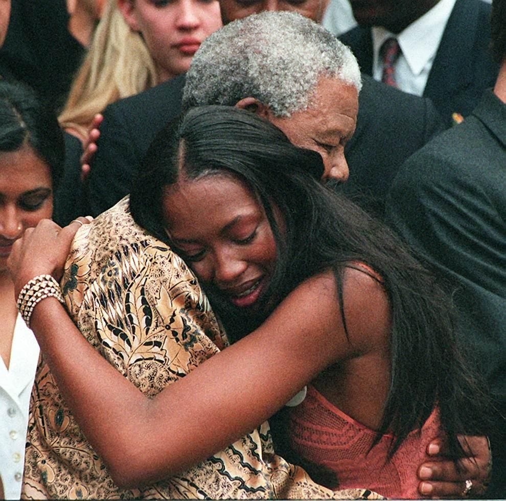 Nelson Mandela, abrazando a Naomi Campbell