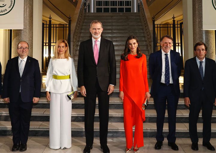 La reina Letizia recupera su conjunto naranja de Zara en el acto por el centenario de la inauguración de la primera Casa del Libro