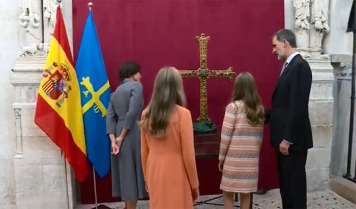 Gaitas, sonrisas y mucha emoción en la bienvenida a la princesa Leonor en Oviedo