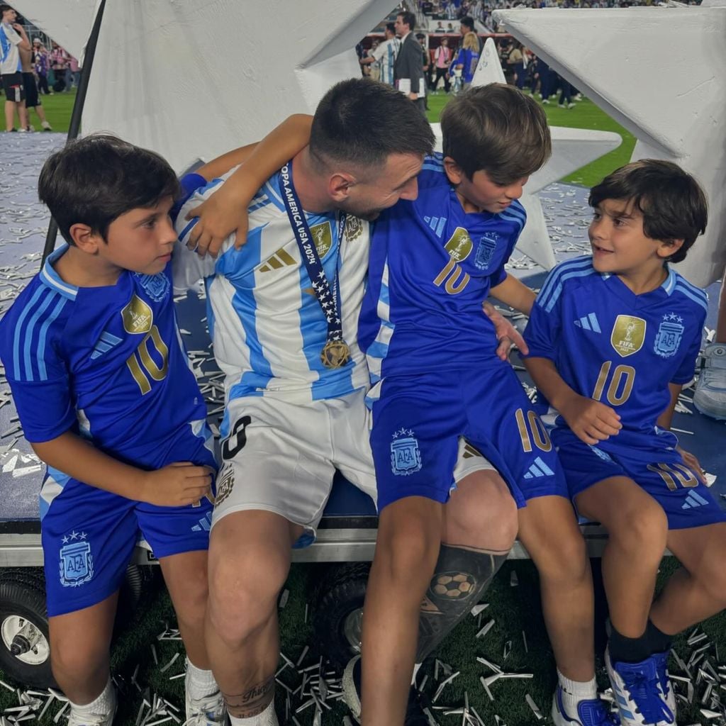 Messi celebró con sus hijos su victoria con Argentina.