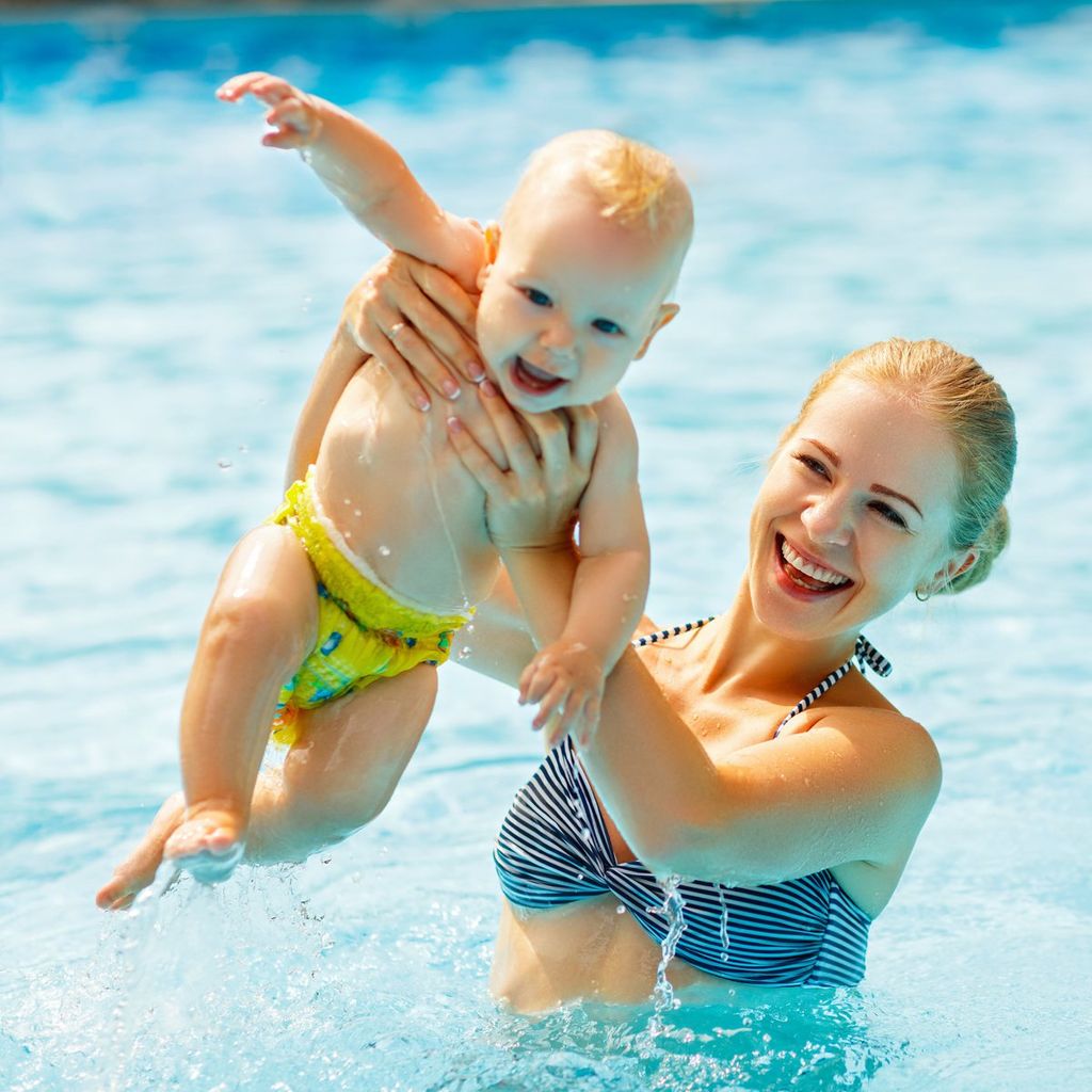 Bebé bañándose en la piscina con su madre para estimular movimientos.