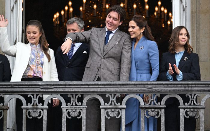 Christian de Dinamarca bromeando con su madre 