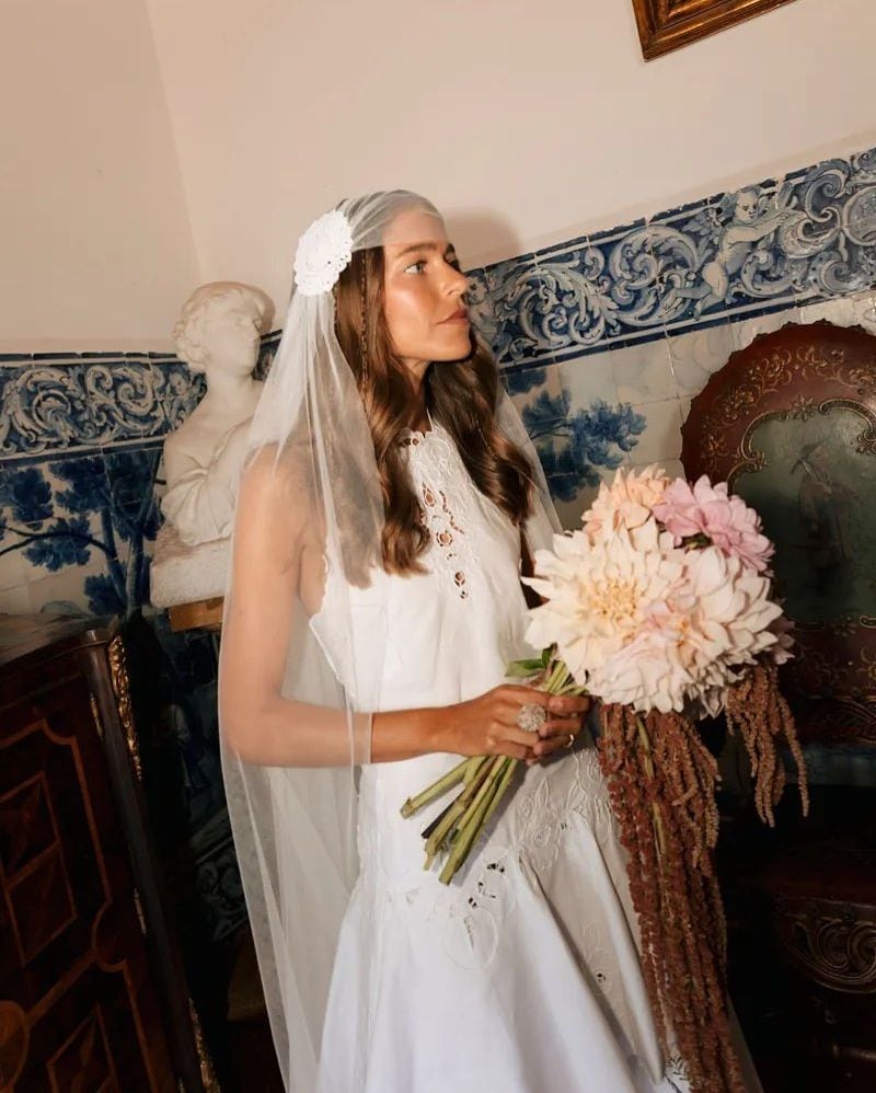 Novia con flores en el pelo y velo