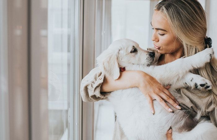 Chica abranzando a su perro