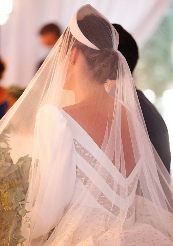 Recogido de novia con casquete y velo, de Oui Novias