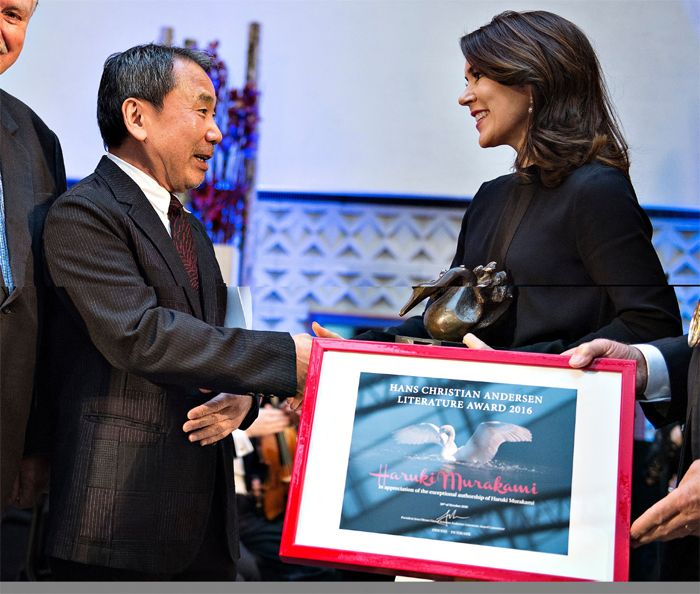 Haruki Murakami y la princesa Mary de Dinamarca en la entrega de un premio