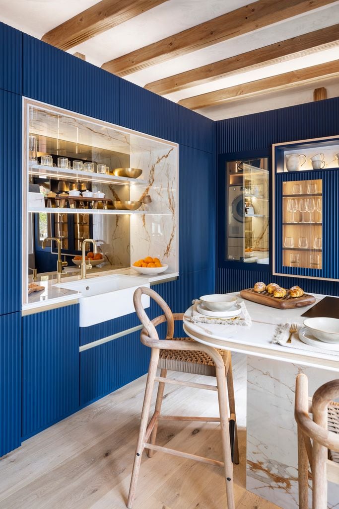Cocina en azul eléctrico con frentes alistonado: color y textura